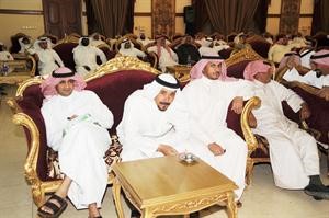 الزميل ناصر الوقيت مع بعض الحضور﻿