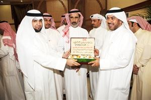 الدقباسي يتسلم درع التكريم﻿