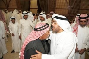 ويقبل راس احد كبار السن﻿