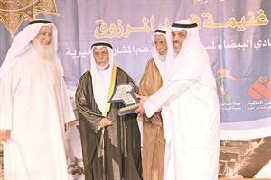عبدالعزيز الجابر الاول من اليمين يتسلم تكريم بيتك﻿