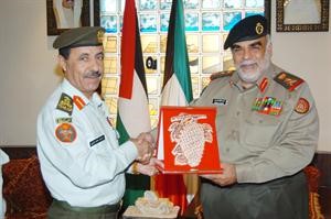 الفريق الركن الشيخ احمد الخالد خلال لقائه مع العميد الركن عارف خالد الزبن﻿