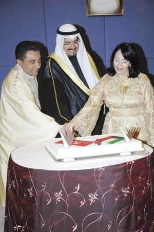 الشيخ احمد العبدالله والسفير التونسي وحرمه يقطعون كعكة الاحتفال﻿