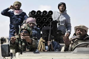 ثوار ليبيون يتراجعون عن مدينة البريقا بعد سيطرة قوات القذافي عليهاافپ