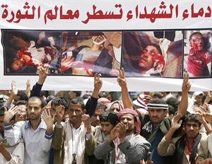 يمنيون معارضون للرئيس علي عبدالله صالح يتظاهرون امام صور شهداء الانتفاضة في صنعاءافپ﻿