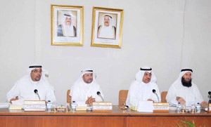 خالد السلطان ومبارك الخرينج ودليهي الهاجري وعبدالرحمن العنجري اثناء اجتماع لجنة الشؤون الخارجية