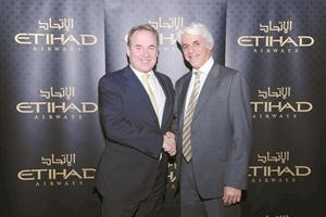 جيمس هوجن موقعا الاتفاقية مع مايكل تاريد﻿
