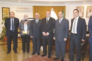 رشيد الحمد وياسر حسن يتوسطان مسؤولي السفارة والبنك ناصر عبدالسيد