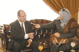 ياسر حسن متحدثا للزميلة هناء السيد
