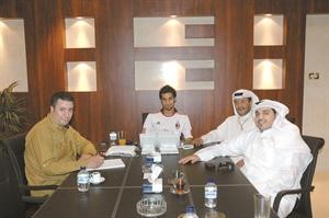 ضيف ديوانية الانباء علي الكندري مع الزملاء مبارك الخالدي وعبدالعزيز جاسم واحمد حسينحسن حسيني
