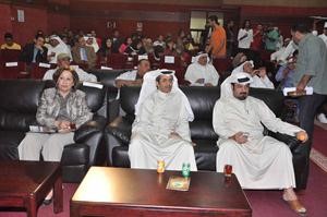 دفهد السليم مع دعبدالله الغيث والكاتبة القديرة عواطف البدر يتقدمون الحضور﻿
