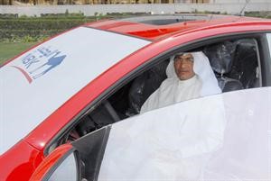 خالد الصلال داخل السيارة كيا سيراتو كوب الجديدة التي فاز بها
