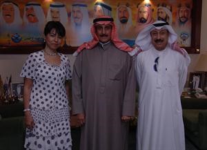 الشيخ دابراهيم الدعيج لدى استقباله عبدالرسول السلمان وفداء العون
