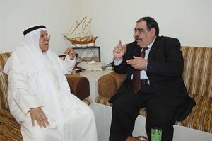 فرحان الزامل متحدثا الى الزميل منصور الهاجري محمد ماهر