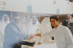 الاستاذ فرحان الزامل يقدم هدية لاحد الطلبة المتفوقين