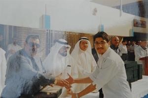 الزامل يقدم هدية لطالب متفوق بحضور ناظر المدرسة