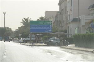 سيارات امن تغلق الطرق المؤدية الى السفارة الاميركية