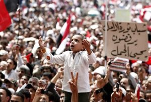 حشود ضخمة من المتظاهرين من مختلف الفئات العمرية اب