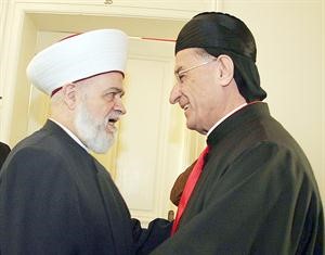 البطريرك الماروني بشارة الراعي مستقبلا مفتي لبنان الشيخ د محمد رشيد قباني في بكركي امس محمد الطويل 