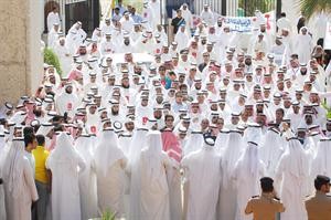 جموع المعلمين يقفون خلف جمعيتهم للمطالبة باقرار الكادر﻿