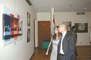 متابعان يطلعان على اللوحات الفنية﻿