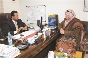 وليد المسعود متحدثا الى الزميلة هناء السيد	ناصر عبدالسيد﻿