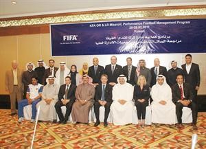 الشيخ طلال الفهد مع وفد فيفا الذي زار الكويت في فبراير الماضي 	كرم ذياب﻿