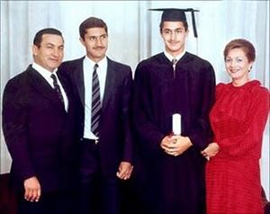 صورة ارشيفية للرئيس السابق حسني مبارك وزوجته سوزان ونجليه علاء في تخرج جمال