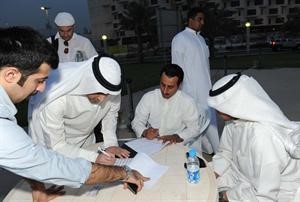احد المواطنين يوقع على العريضة﻿