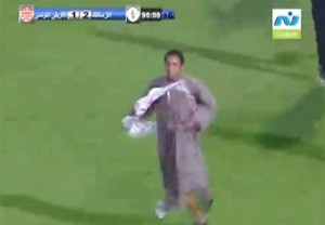 احد الجماهير يجري في ارض الملعب