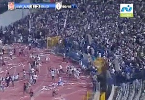 جماهير الزمالك تنزل الى ارض الملعب بعد الغاء حكم المباراة لهدف احمد جعفر في مرمى الافريقي التونسي