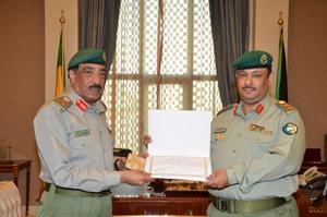 اللواء ناصر الدعي مكرما العقيد محمد الفرحان
