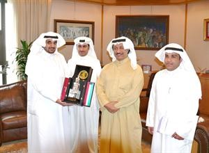 الشيخ جابر المبارك يتلقى درعا تذكارية من وفد جمعية التمريض﻿