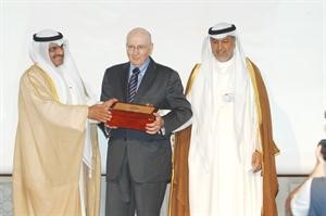 محمد الاحمد وعدنان الحداد يسلمان هدية تذكارية الى دفيليب كوتلر 			 محمد ماهر﻿