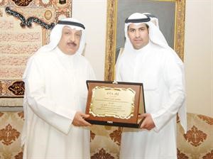 الشيخ مشعل الجراح يتسلم درعا تذكارية من صقر خضير﻿