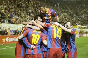 فرحة لاعبي برشلونة بهدف جيرار بيكيه في مرمى فياريال	 افپ﻿