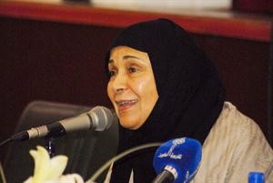 الشيخة لطيفة الفهد متحدثة الى الشباب
