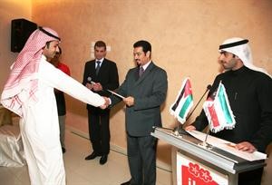 دحمد الدعيج مكرما احد المتفوقين