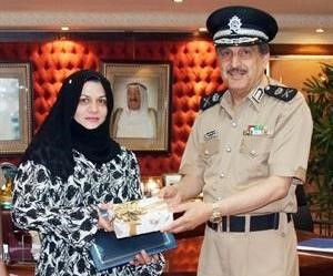 اللواء كامل العوضي مكرما الموظفة ايمان عبدالقادر نجارين﻿