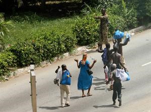 مواطنون يرفعرن ايديهم لدى عبورهم من حاجز لانصار غباغبو
