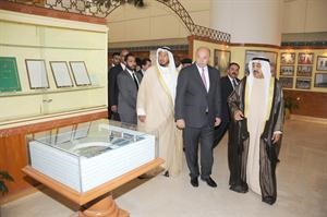 الرئيس الخرافي يطلع الفايز على متحف الصور في المجلس 	هاني الشمري﻿