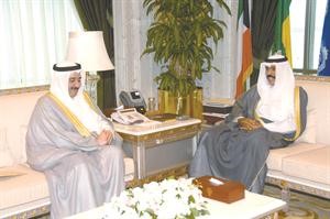 سمو ولي العهد الشيخ نواف الاحمد مستقبلا الشيخ احمد الحمود﻿