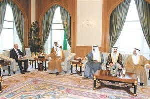 صاحب السمو الامير مستقبلا فيصل الفايز بحضور سمو ولي العهد وجاسم الخرافي والشيخ علي الجراح﻿