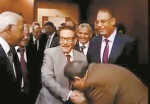 توفيق عكاشة مالك قناة الفراعين فيديو تقبيله يد صفوت الشريف﻿