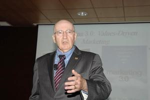 البروفيسور فيليب كوتلر خلال المحاضرة كرم ذياب
