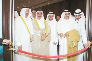 الشمالي والهارون وصفر وضرار الغانم يقصون شريط المعرض المصاحب للمؤتمر﻿