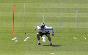 نجم ريال مدريد البرتغالي كريستيانو رونالدو يسكن الكرة على ظهره خلال التدريب 