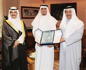 الشيخ جابر المبارك يتسلم درعا من محمد الغريب بحضور الشيخ احمد الجابر﻿