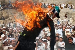 افغان غاضبون يحرقون مجسما يحمل صورة تيري جونز اپ
