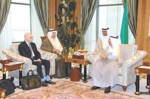 صاحب السمو الامير الشيخ صباح الاحمد مستقبلا النائب البريطاني جيرالد كوفمان