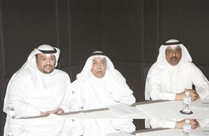 بدر المضف ويوسف المالك اثناء المؤتمر الصحافي﻿